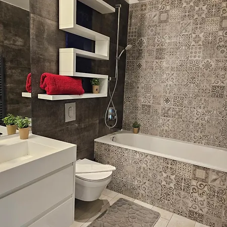 Deluxe New In Town By The Park And Apartment