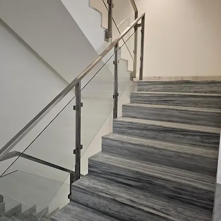Apartment Deluxe New In Town By The Park And