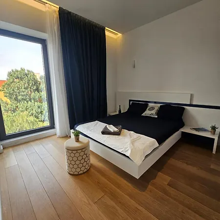 Deluxe New In Town By The Park And Apartment