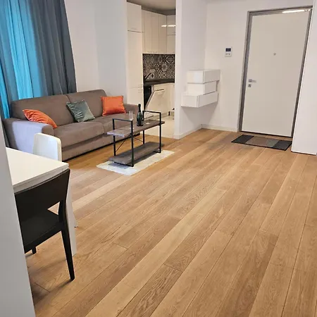 Apartment Deluxe New In Town By The Park And
