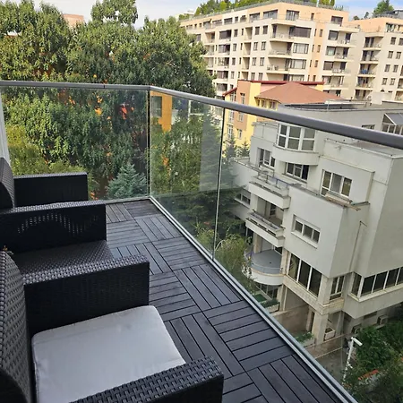 Deluxe New In Town By The Park And Apartment *