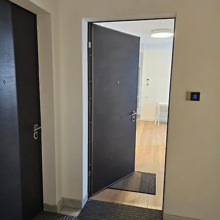 Apartment Deluxe New In Town By The Park And