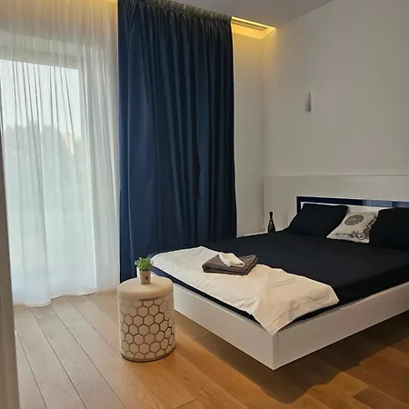 Apartment Deluxe New In Town By The Park And *