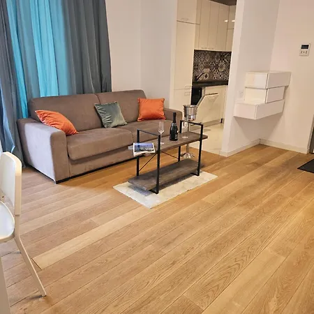 Apartment Deluxe New In Town By The Park And Bucharest