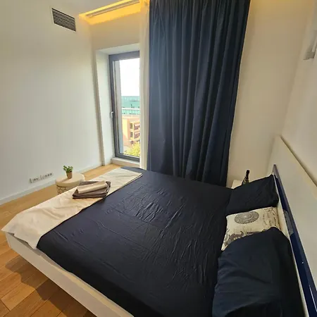 Deluxe New In Town By The Park And Apartment *