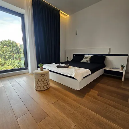 Apartment Deluxe New In Town By The Park And Bucharest