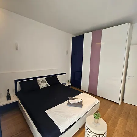 Deluxe New In Town By The Park And Apartment