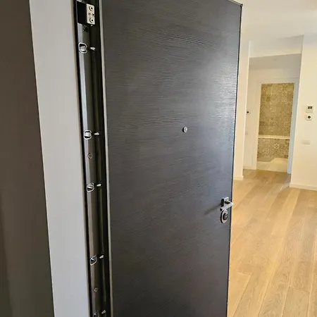Deluxe New In Town By The Park And Apartment *
