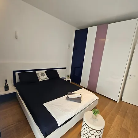 Apartment Deluxe New In Town By The Park And *