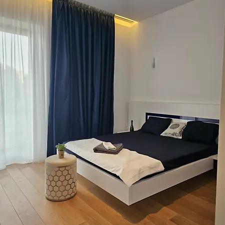 Deluxe New In Town By The Park And Apartment