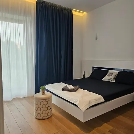 Apartment Deluxe New In Town By The Park And