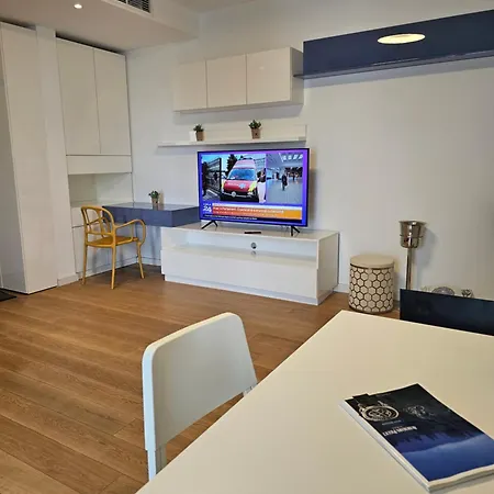 Deluxe New In Town By The Park And Apartment *