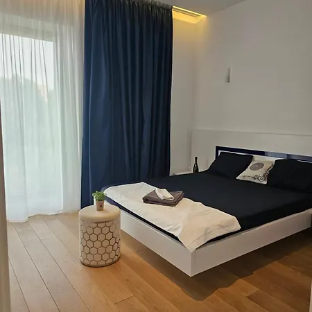 Deluxe New In Town By The Park And Apartment Bucharest
