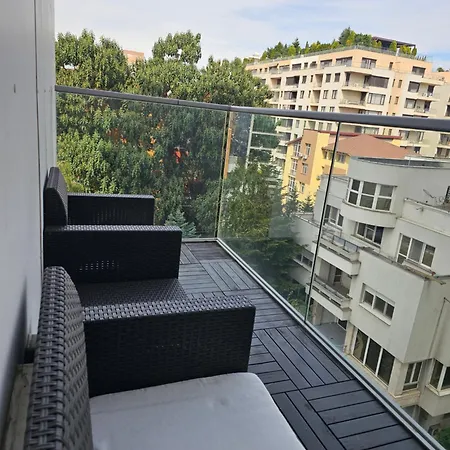 Deluxe New In Town By The Park And Apartment *