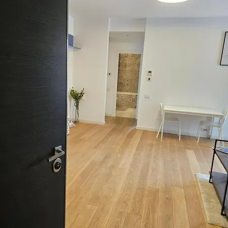 Deluxe New In Town By The Park And Apartment Bucharest