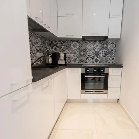 Deluxe New In Town By The Park And Apartment