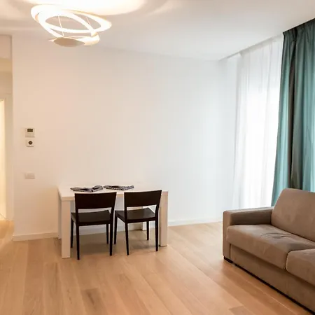 Deluxe New In Town By The Park And Apartment