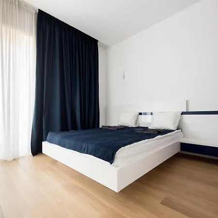 Deluxe New In Town By The Park And Apartment